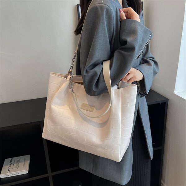 TOTE BAG WITH ZIPPER AND SHOULDER STRAP